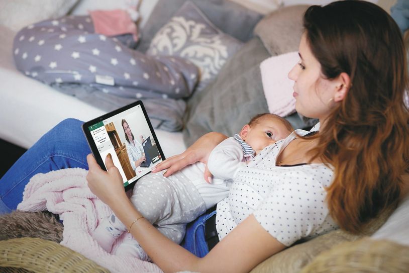 Mit neuen Angeboten, wie der TeleHebamme sichert die Hunsrück Klinik auch nach der Geburt die Versorgung junger Eltern im Rhein-Hunsrück-Kreis. (Foto: Stiftung kreuznacher diakonie / Tamara Schlaupitz)