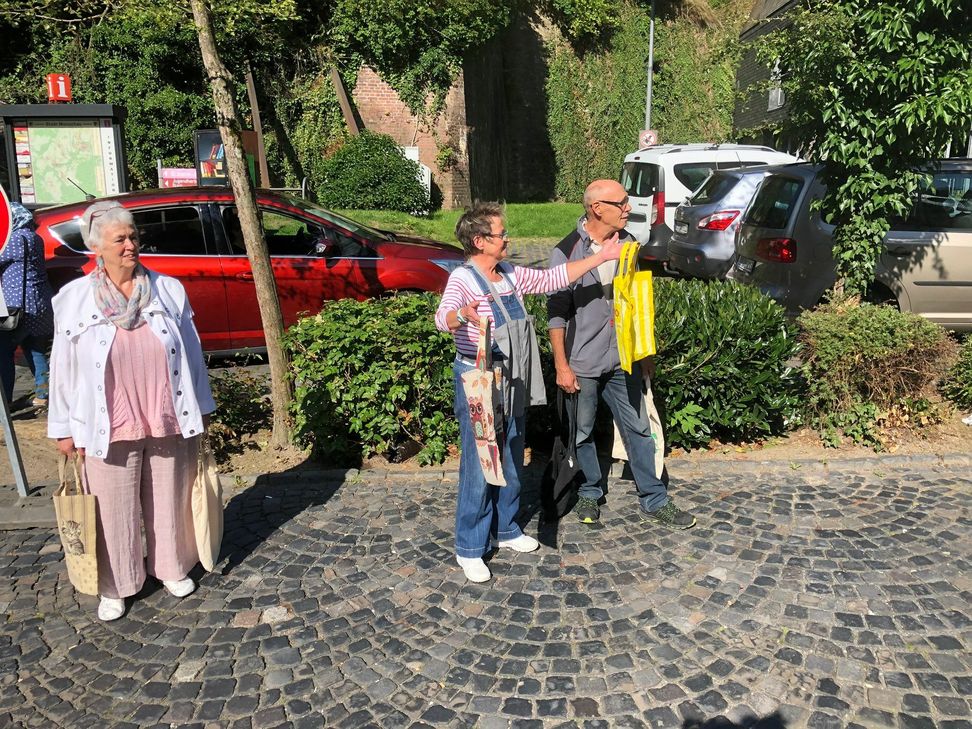 Passanten zeigten Sympathie für die Aktion und hielten Stoffbeutel statt Plastiktüten in die Höhe. Foto: T. Förster