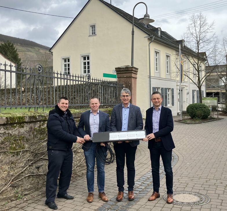Gemeinsames Engagement für eine nachhaltige Zukunft (v. l.): Klimaschutzmanager der Verbandsgemeinde Schweich Florian Merten, Westnetz-Mitarbeiter Mathias Wagner, Ortsbürgermeister Manfred Wagner und Westenergie-Regionalmanager Marco Felten begutachten die neue Straßenbeleuchtung in Longuich.