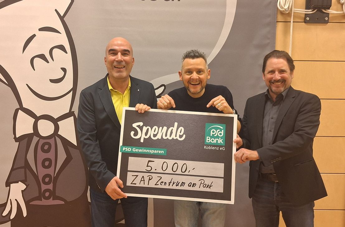 V.l.: Björn Engelmann, Vorstandsmitglied der PSD Bank Koblenz, Kabarettist Tobias Mann sowie Peter Unkel, 1. Vorsitzender des Kulturkreises Region Emmelshausen, bei der Übergabe des Spendenschecks.