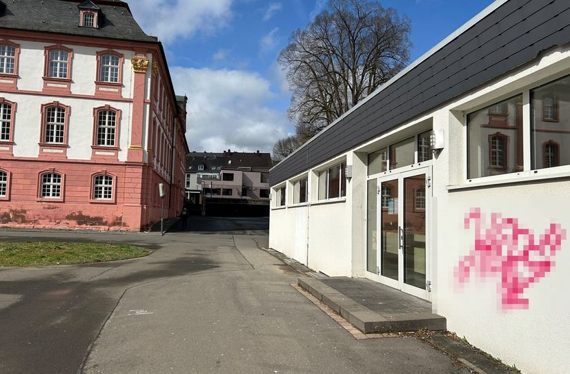 Sachbeschädigung durch Graffiti in Prüm; Schiftzug unkenntlich gemacht.