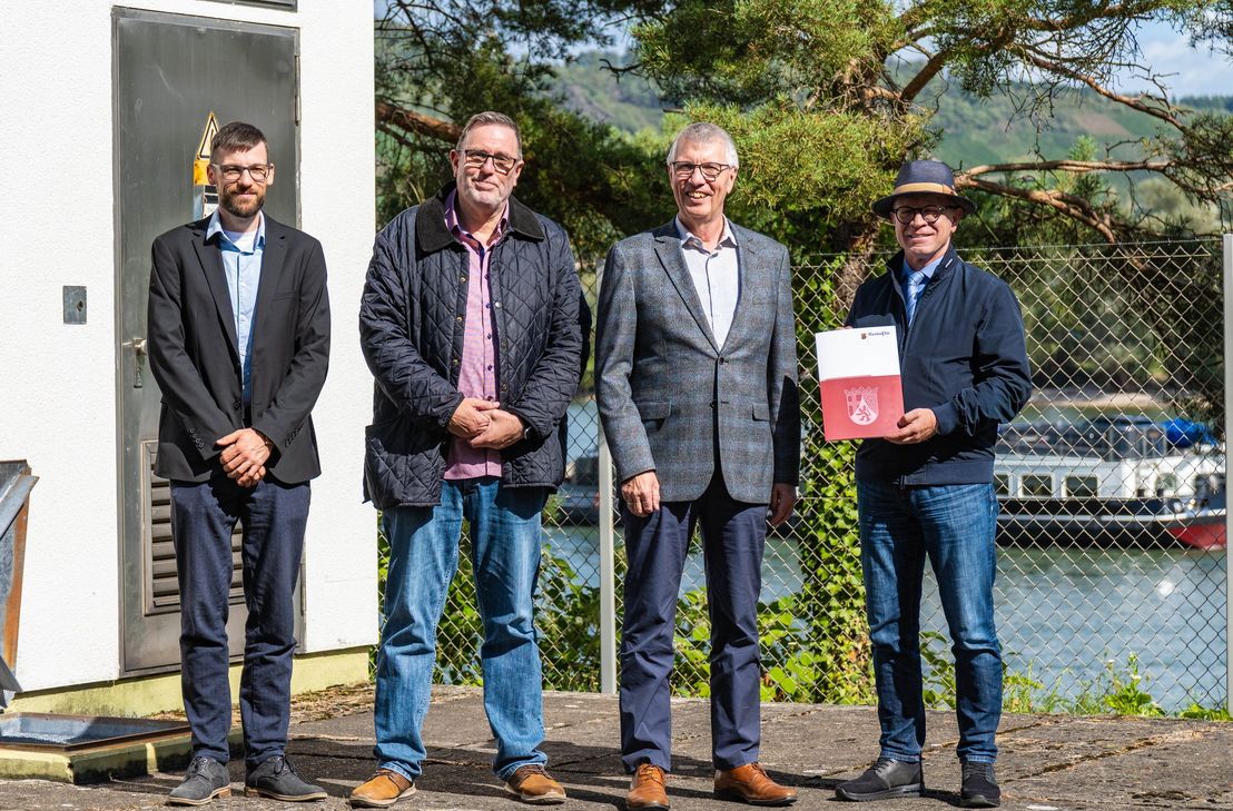 Von links: Dominik Nachtsheim und Marc Stimpfl (Kanalwerke), Erwin Manz und Jörg Haseneier bei der Übergabe an der Pumpstation.