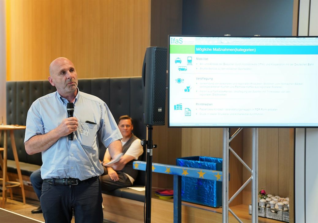 Prof. Dr. Peter Heck vom Umwelt-Campus in Birkenfeld stellt das Konzept der klimaneutralen Landesspielen von Special Olympics vor.