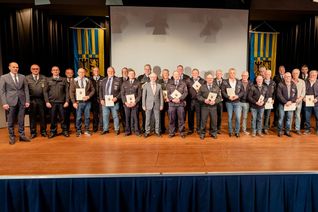 Landrat Volker Boch überreichte 16 Feuerwehrleuten für ihre 45-jährige und 47 für ihre 35-jährige aktive Pflichterfüllung im Feuerwehrdienst die Urkunden.