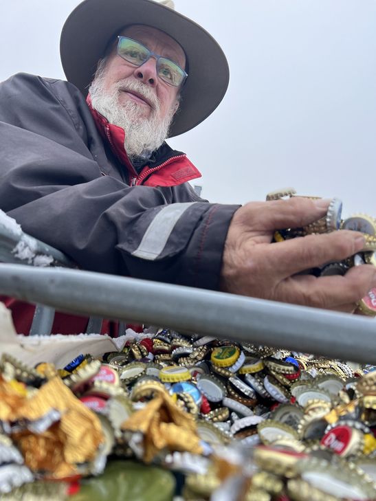 Alle Hände voll zu tun hatte Karl-Heinz »Les« Domalewski. Fast 43 Tonnen Kronkorken konnte er sammeln.