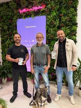 Das Telefonehaus und das Restaurant Treffpunkt sammelten Spenden für den Tierschutzverein Mechernich und übergaben das Geld an den Vorsitzenden Rainer Bauer (mitte).