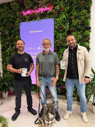 Das Telefonehaus und das Restaurant Treffpunkt sammelten Spenden für den Tierschutzverein Mechernich und übergaben das Geld an den Vorsitzenden Rainer Bauer (mitte).