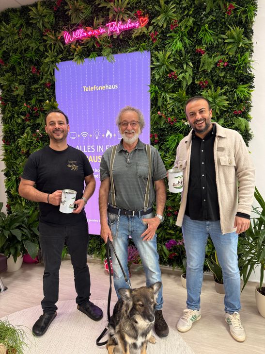 Das Telefonehaus und das Restaurant Treffpunkt sammelten Spenden für den Tierschutzverein Mechernich und übergaben das Geld an den Vorsitzenden Rainer Bauer (mitte).