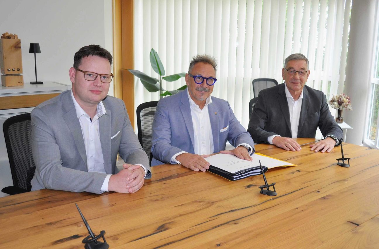 V.l.: Jakob Joeres (Sachwalter), Michael Ludwig, MdL (Erster Kreisbeigeordneter Eifelkreis Bitburg-Prüm) und Michael Wilke (Geschäftsführer St. Joseph-Krankenhaus Prüm) unterzeichnen die Vereinbarung