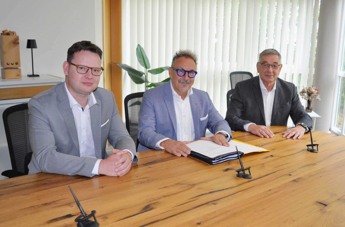 V.l.: Jakob Joeres (Sachwalter), Michael Ludwig, MdL (Erster Kreisbeigeordneter Eifelkreis Bitburg-Prüm) und Michael Wilke (Geschäftsführer St. Joseph-Krankenhaus Prüm) unterzeichnen die Vereinbarung