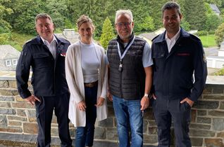 Laden zum Helferfest ein (v.l.): Michael Nellessen (stellvertretender Wehrleiter), Bürgermeisteirn Dr. Carmen Krämer, Lutz Schell (Geschäftsführer Monschau Festival gGmbH), Philipp Krüger (Wehrleiter).