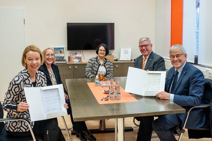 v.l.n.r.: Prof. Dr. Dorit Schumann (Präsidentin HS Trier), Anja Carton (Koordination Duales Studium HS Trier), Prof. Dr.- Ing. Beate Massa (Vizepräsidentin für Studium und Lehre HS Trier), Axel Bettendorf (Geschäftsführer HWK Trier), Rudi Müller (Präsident HWK Trier)