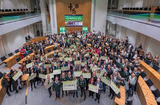 Die Spendenübergabe fand im rheinland-pfälzischen Landtag statt.