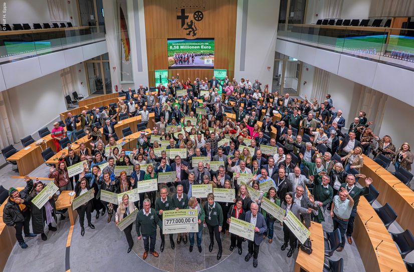 Die Spendenübergabe fand im rheinland-pfälzischen Landtag statt.
