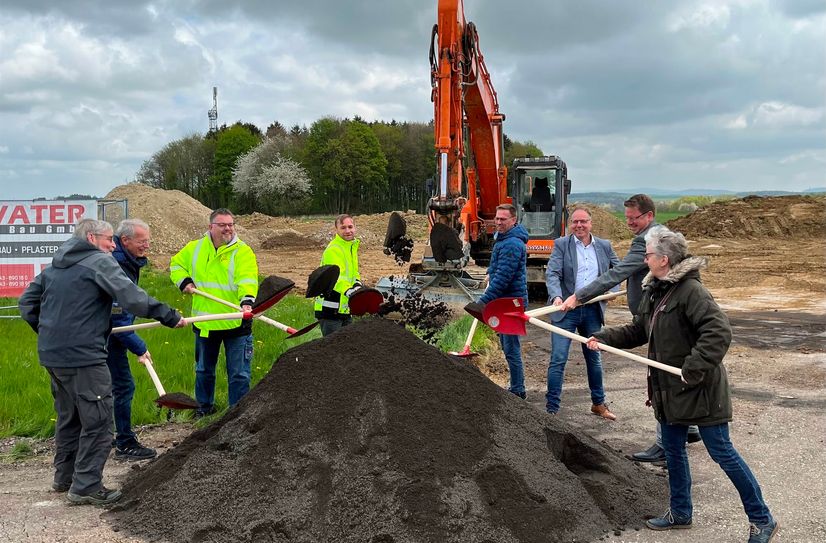 Spatenstich für den neuen Hochbehälter Büchenbeuren-Wahlenau (v.l.): Ortsbeigeordneter Dr. Jürgen Alpers (Büchenbeuren), Werkleiter Hans-Jürgen Dietrich (VG Kirchberg), Kai Schneider und Eugen Kinsvater (Fa. Kinsvater Bau GmbH), Kay Jakoby (Ing.Büro Jakoby & Schreiner), Bürgermeister und Verbandsvorsteher Peter Müller (VG Kirchberg), Bürgermeister Marcus Heintel (VG Traben-Trarbach) und Ortsbürgermeisterin Barbara Müller (Wahlenau).