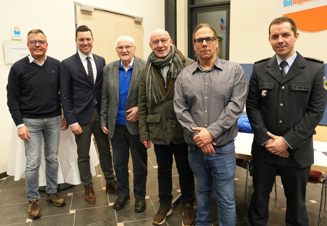 Stadtbürgermeister Johannes Reuschen (2.v.l.), Mitglieder des Vorstandes der Prümer Lebenshilfe und der Leiter der Bundespolizei Trier Bendikt Noll (rechts) freuten sich über den Spendenbetrag von beachtlichen 3.100 Euro für die integrative Tagesstätte der Lebenshilfe Prüm.