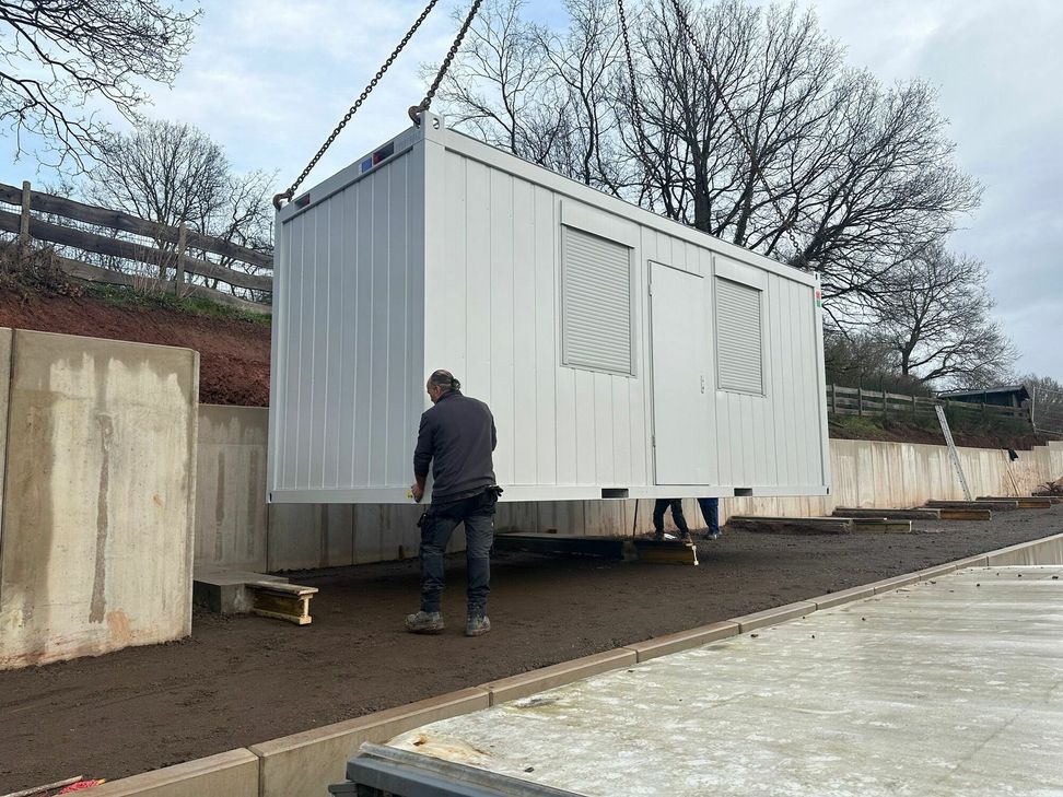 Mit drei Containern wird im Tierheim Mechernich dringend benötigter Platz geschaffen.