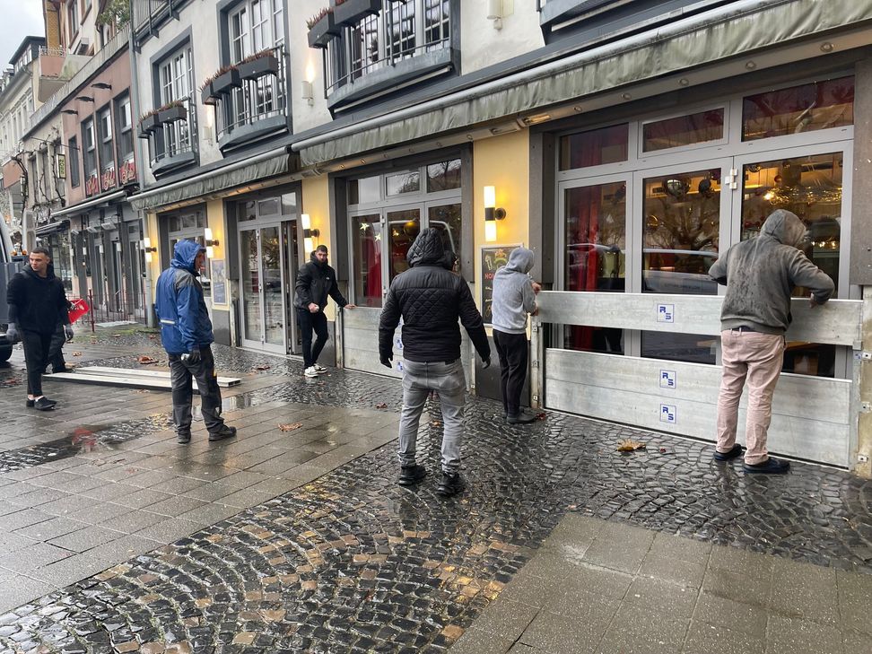 In Cochem richten sich die Menschen auf ein Hochwasser ein und bauen Schutzmauern auf.