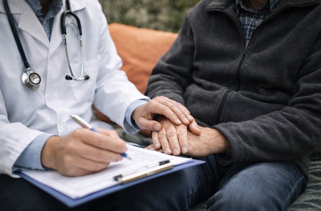 Der Hausarzt bleibt der Ansprechpartner für Palliativpatienten. Ein Netzwerk im Hintergrund sorgt für bestmögliche Versorgung schwerkranker Menschen in der Nordeifel - zu jeder Zeit.