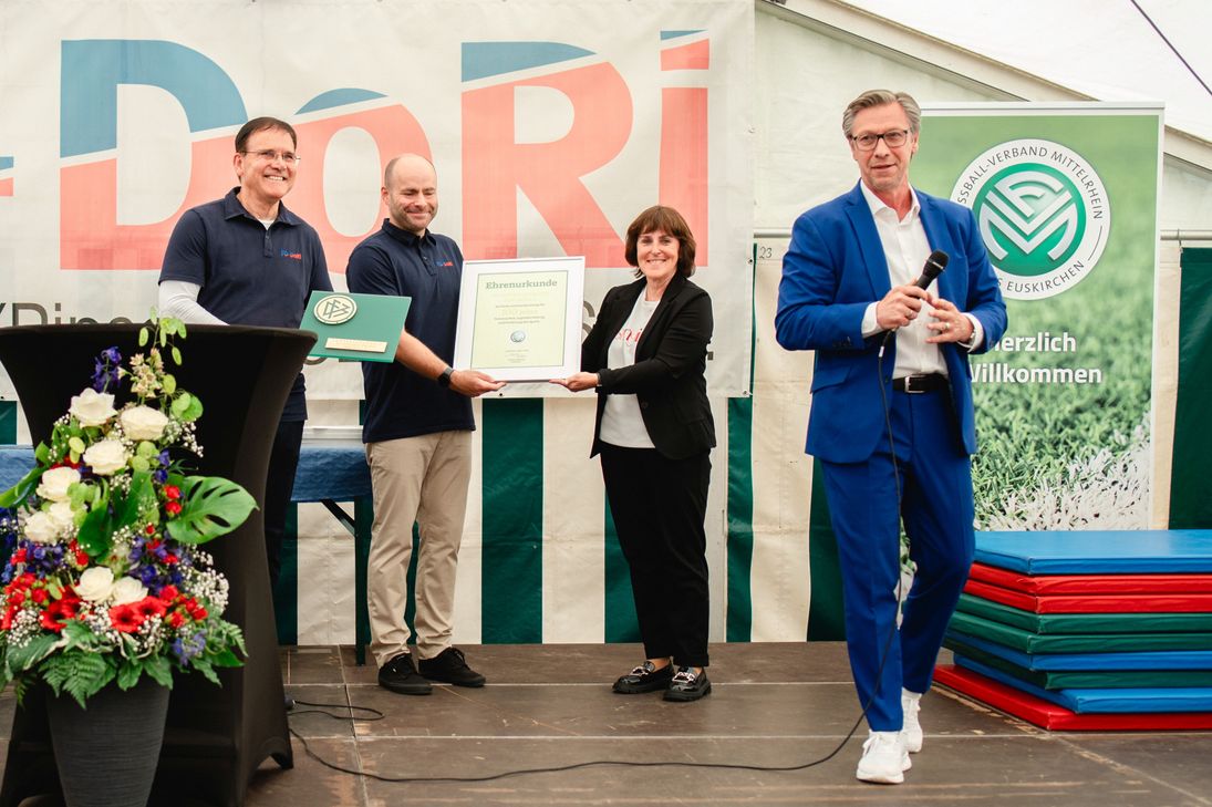 Der Präsident des Fußballverbandes Mittelrhein, Dr. Christos Katzidis (re.), zeichnete den FC DoRi mit der Ehrenurkunde und der Jubiläumsplakette des Deutschen Fußball-Bundes aus.