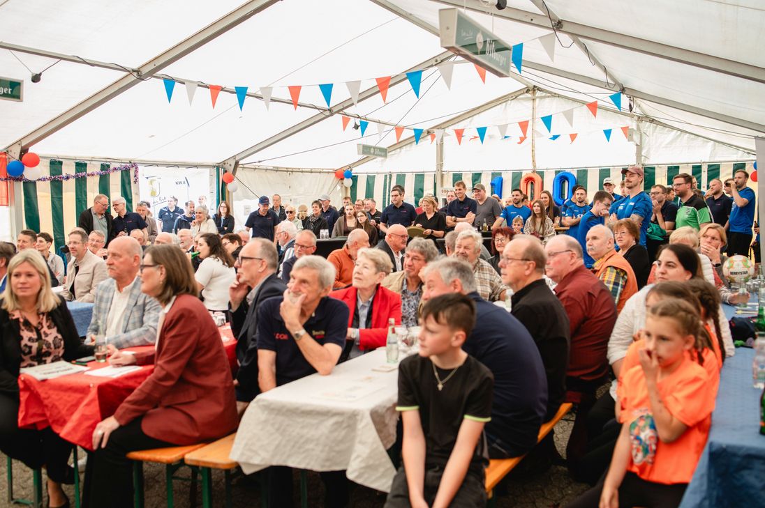 Rund 200 Mitglieder, Gäste, Sponsoren, Freunde und Fans kamen in Ripsdorf zusammen, um gemeinsam auf 100 Jahre Vereinsgeschichte zurückzublicken