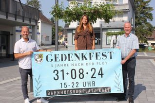 Stellten das Programm zum Flut-Gedenkfest vor (v.r.): Bürgermeister Hermann-Josef Esser und sein Allgemeiner Vertreter Markus Auel sowie Laura Möhrer.
