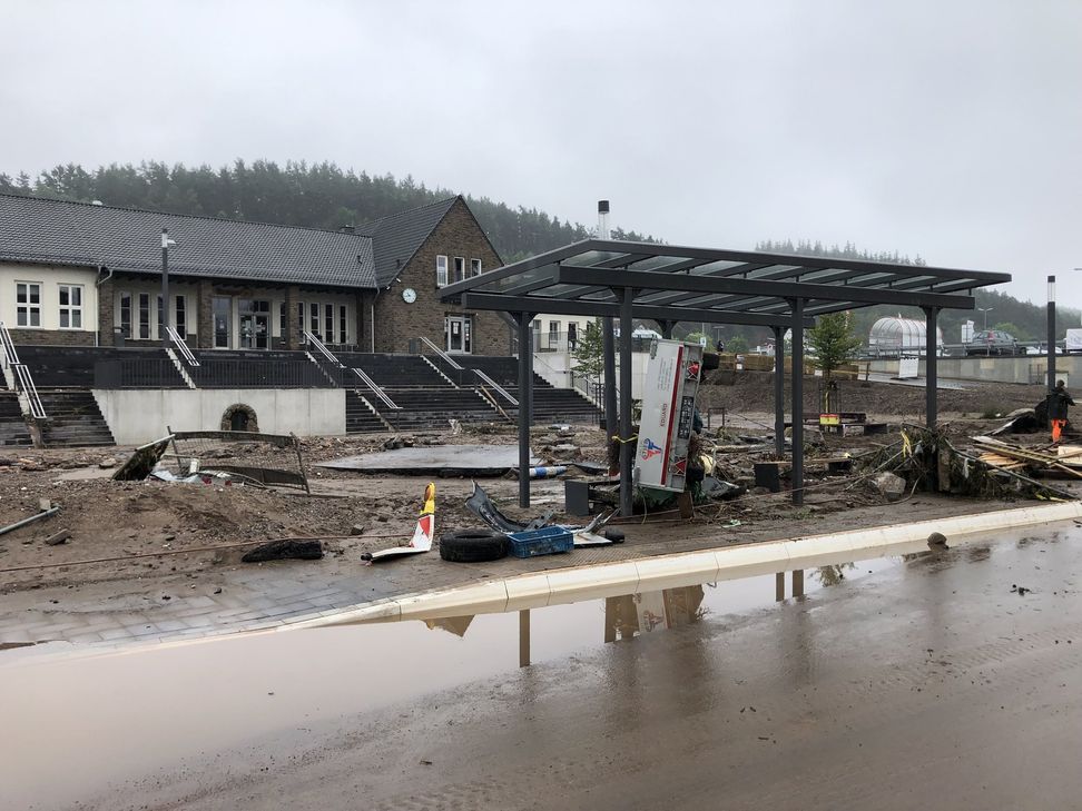 Der Bahnhofsvorplatz nach der Flut.