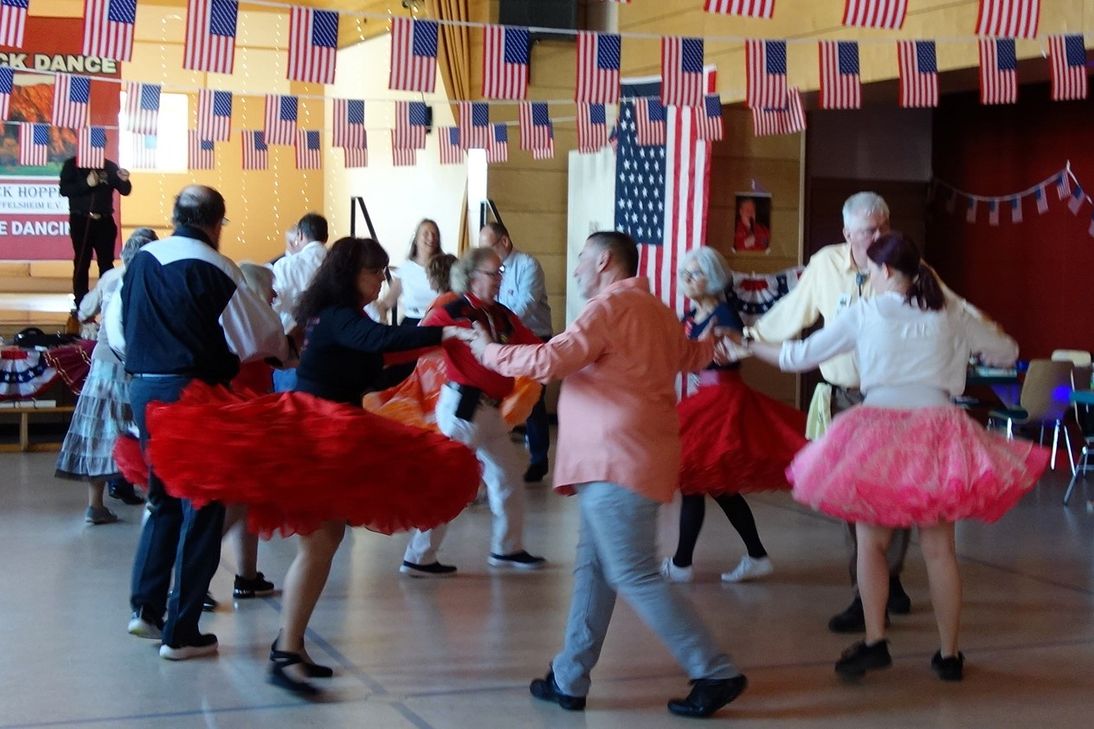 Schwingende rote Röcke beim RED ROCK DANCE in Hüffelsheim