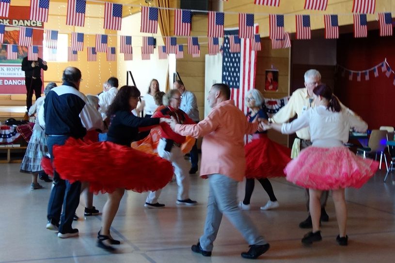 Schwingende rote Röcke beim RED ROCK DANCE in Hüffelsheim