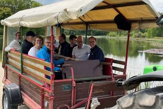 Bei ihrer Planwagenfahrt durch Allenbach drehte die Jury des Dorfwettbewerbs zusammen mit den Gemeindevertretern auch eine Runde um den Weiher. Dort wurde eine große Mehrgenerationenfläche angelegt.