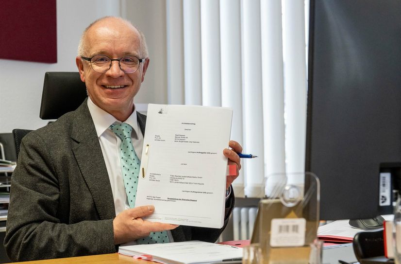 Boppards Bürgermeister Jörg Haseneier bei der Unterzeichnung des Architektenvertrags für die Neugestaltung der Bopparder Rheinallee.