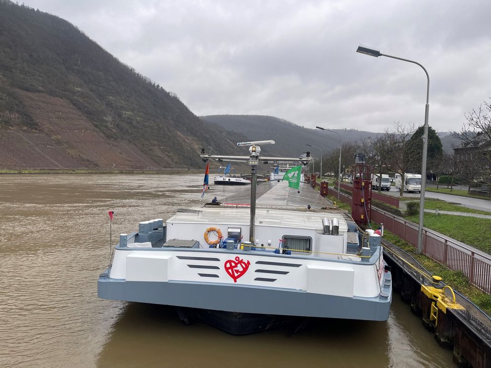 Zwangspause auf der Mosel: Kapitän Erwin van Werkhoven, seine Frau Ellis und Sohn Ruben harren auf ihrem Frachtschiff „Riviera“ in Ellenz-Poltersdorf aus.