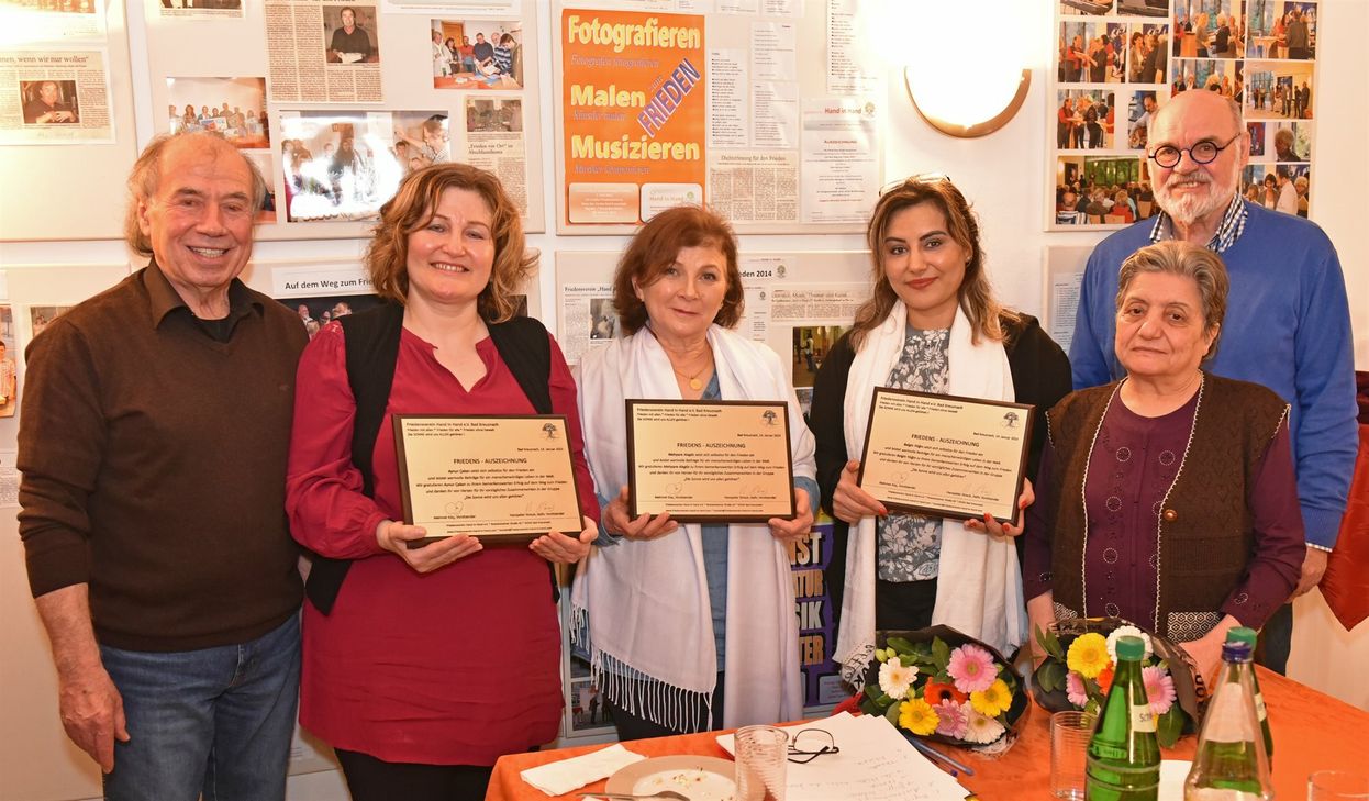 Mehmet Kiliç und Hanspeter Straub mit Aynur Çakan, Mehpare Alagöz, Kiraz Selvi und Seriye Arslan.