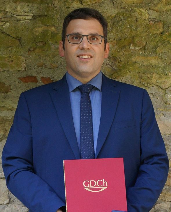 Für seine langjährigen und erfolgreichen Leistungen wurde Studiendirektor Jürgen Nikolaus Kopp im Rahmen einer Feierstunde in Regensburg von der Gesellschaft Deutscher Chemiker mit der Heinrich-Roessler-Medaille 2024 ausgezeichnet.