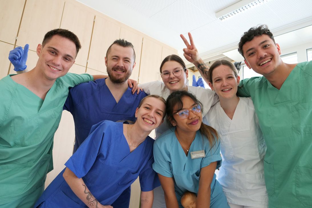 Auf Mitmachstationen im OP, Skillslab und im Seniorenzentrum erfährt man einiges über die Ausbildung und kann sich anschließend bei Lehrkräften und Auszubildenden informieren.