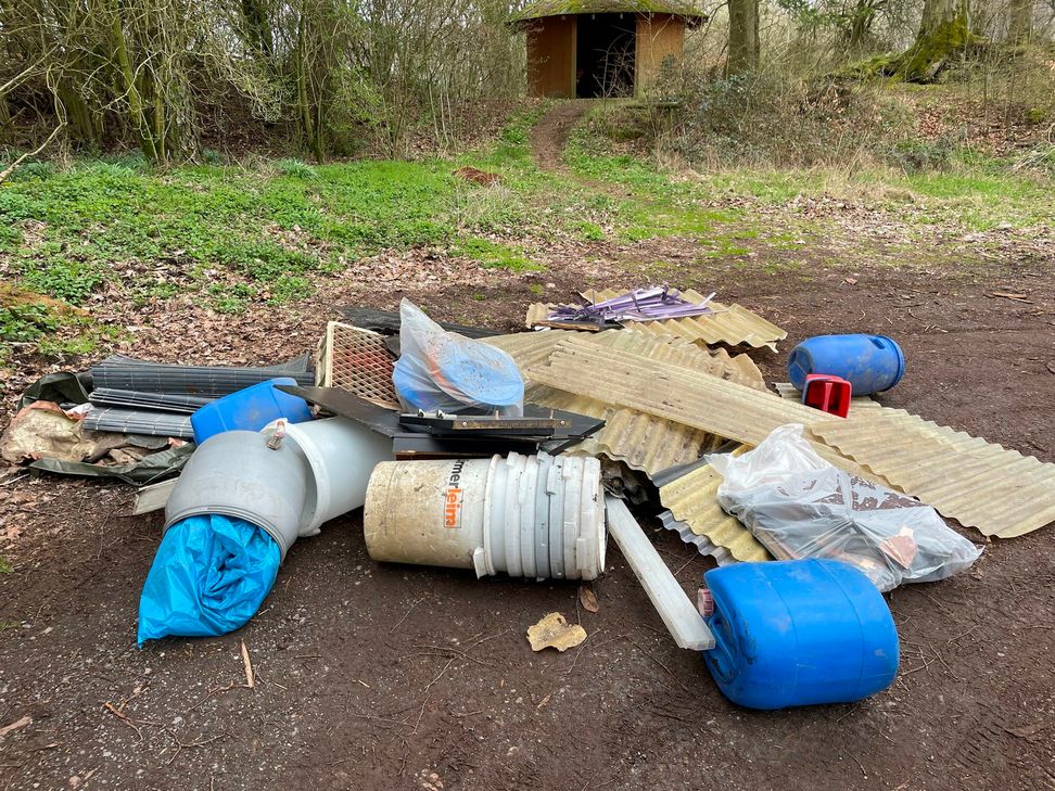 In der Gemarkung Bell wurden unter anderem asbesthaltige Platten entsorgt.