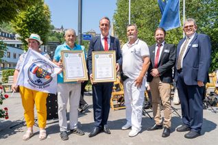 Nach der Unterzeichung der Partnerschaftsurkunden; Stéphanie Vin (Freundschaftskreis Châtillon-en-Bazois), Michel Marie, Bürgermeister Châtillon-en-Bazois, Falko Hönisch, Stadtbürgermeister Sankt Goar, Freguin, Bürgermeister Montapas, Peter Unkel, Bürgermeister Verbandsgemeinde Hunsrück-Mittelrhein, Stefan Krick, Beigeordneter der Stadt Sankt Goar (v.l.n.r.).