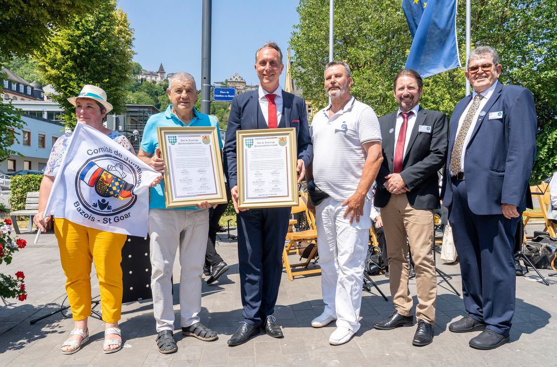 Nach der Unterzeichung der Partnerschaftsurkunden; Stéphanie Vin (Freundschaftskreis Châtillon-en-Bazois), Michel Marie, Bürgermeister Châtillon-en-Bazois, Falko Hönisch, Stadtbürgermeister Sankt Goar, Freguin, Bürgermeister Montapas, Peter Unkel, Bürgermeister Verbandsgemeinde Hunsrück-Mittelrhein, Stefan Krick, Beigeordneter der Stadt Sankt Goar (v.l.n.r.).
