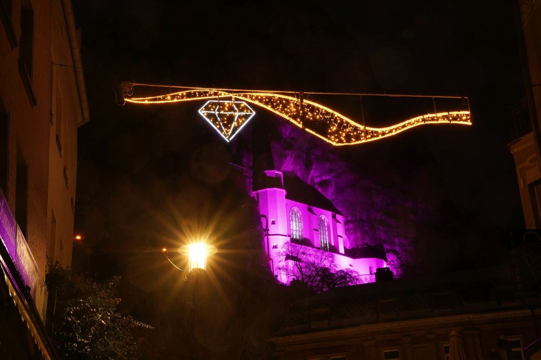 Eindrucksvolle Illumination der Felsenkirche