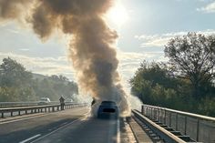 Aufgrund eines technischen Defekts hatten die Reifen des Opels Feuer gefangen. Der Brand breitete sich dann auf den Rest des Fahrzeugs aus.