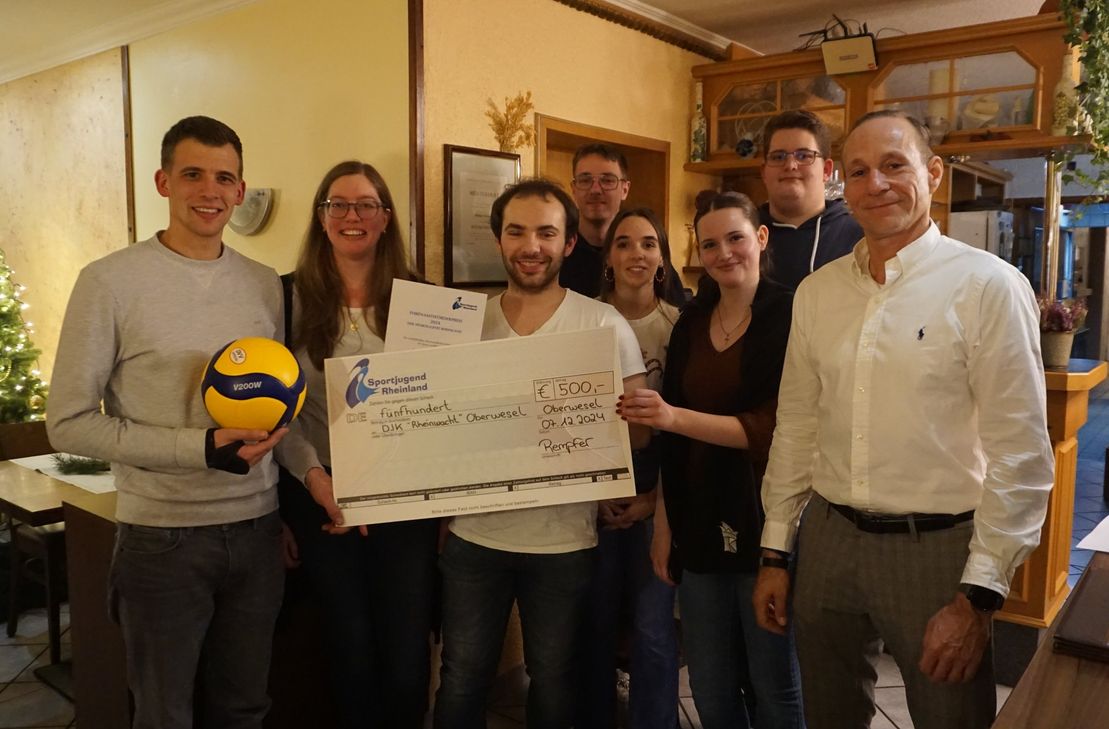 Mit Marc Monnerjahn (3.v.l.) freuten sich bei der Auszeichnung durch Ralph Schulze von der Sportjugend Rheinland (r.) auch einige Mitglieder des Jugendausschusses der DJK Oberwesel sowie der Vereinsvorsitzende Lukas Monnerjahn (l.).