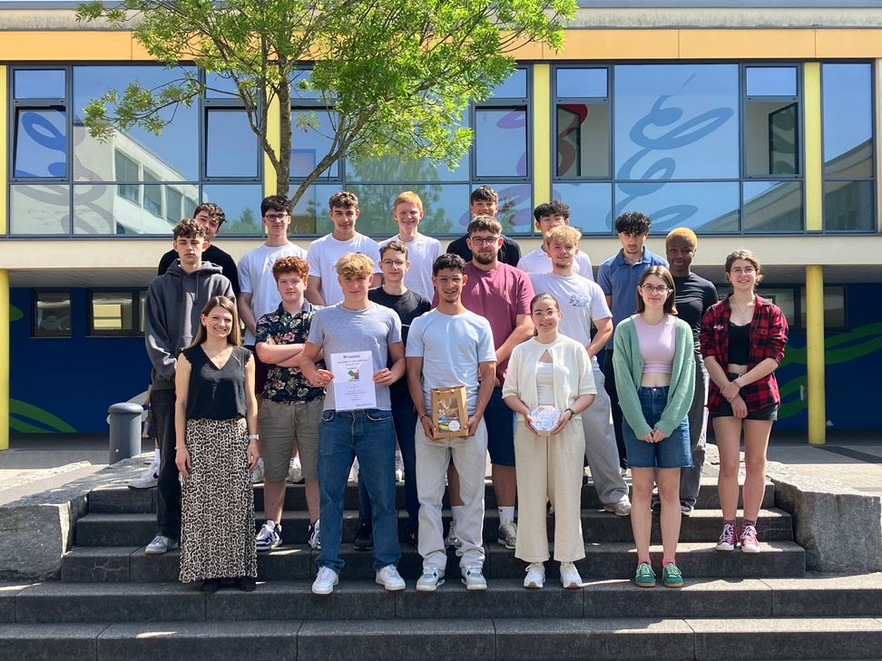 Foto des gesamten Mathematikleistungskurses mit seiner Lehrerin Frau Schuster.