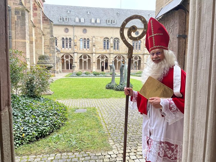 Gästebegleiter Michael Strobel, der im „Weihnachtsrundgang“ als Nikolaus durch die vorweihnachtliche Innenstadt führt