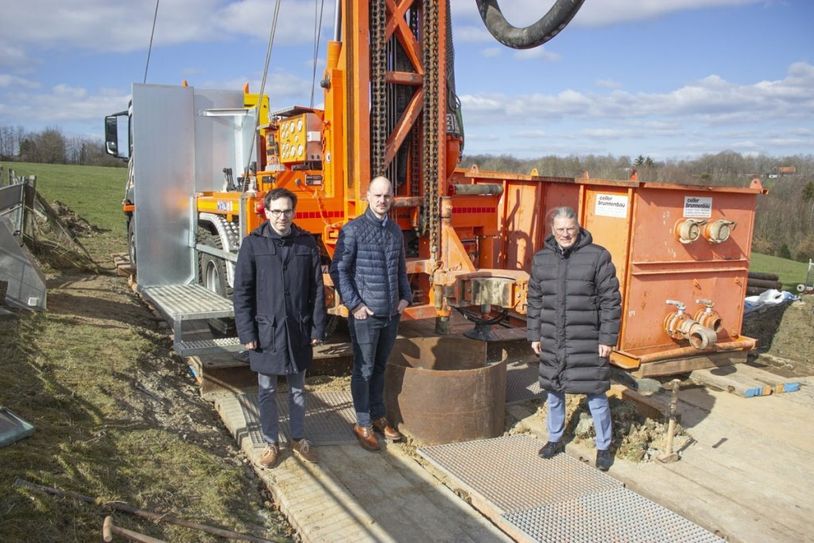 Vertreter des Investors und Bürgermeister Bernd Goffart an der neuen Erdbebenmessstation bei Huppenbroich.