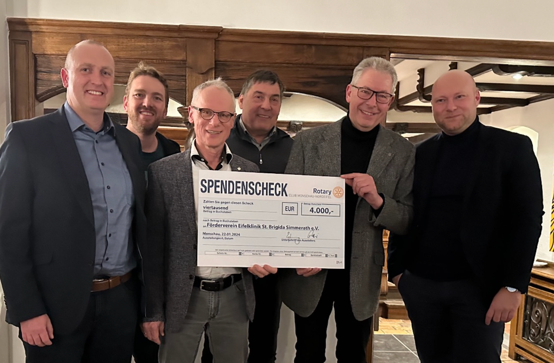 Martin Stötzer, Christian Blau, Karl-Heinz Hermanns, Martin Krings, Thomas Zehnpfennig und Andreas Grbic bei der Spendenübergabe  der Rotarier an die Eifelklinik-Förderer.