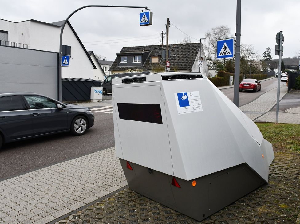 Der neue Anhänger soll zur Tempokontrolle an potenziellen Gefahrenstellen, wie hier an einem Zebrastreifen in der Nähe der Kita Haus Tobias, zum Einsatz kommen.