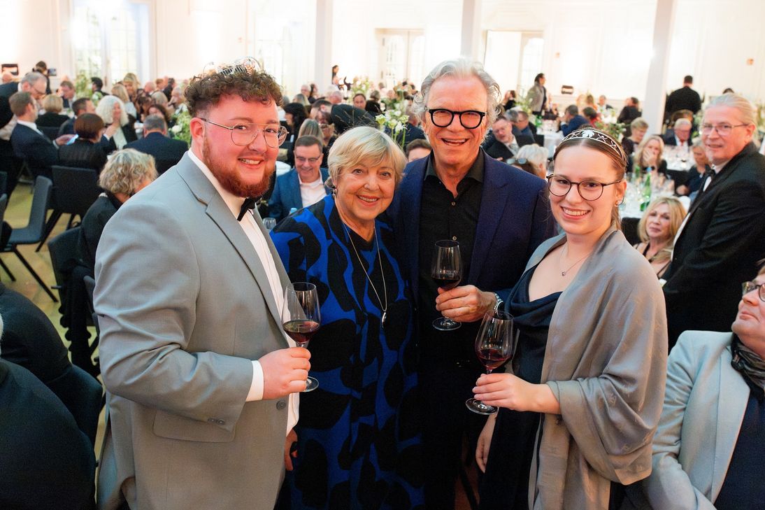 Ahrweinkönig Felix Lüdenbach (l.) und Ahrweinprinzessin Katharina Bongart (r.) mit Lindenstraßen-Star Marie-Luise Marjan und TV-Moderator Wolfgang Lippert.