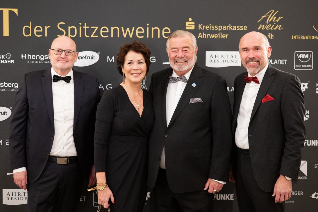 Andreas Lambeck, Geschäftsführer des Ahrwein e.V. (l.) und Guido Mombauer, Vorstandsvorsitzender der KSK Ahrweiler, begrüßen TV-Moderator Harry Wijnvoord und seine Frau.