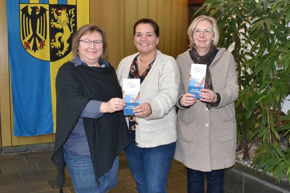 Sind Teil des neuen »Netzwerk Demenz« im Rhein-Hunsrück-Kreis (v.l.): Regina Justus (Pflegestützpunkt Simmern), Kerstin Jakobs (Sozialstation Rheinböllen) und Kathrin König (Kreisverwaltung) freuen sich auch über weitere Mitglieder.