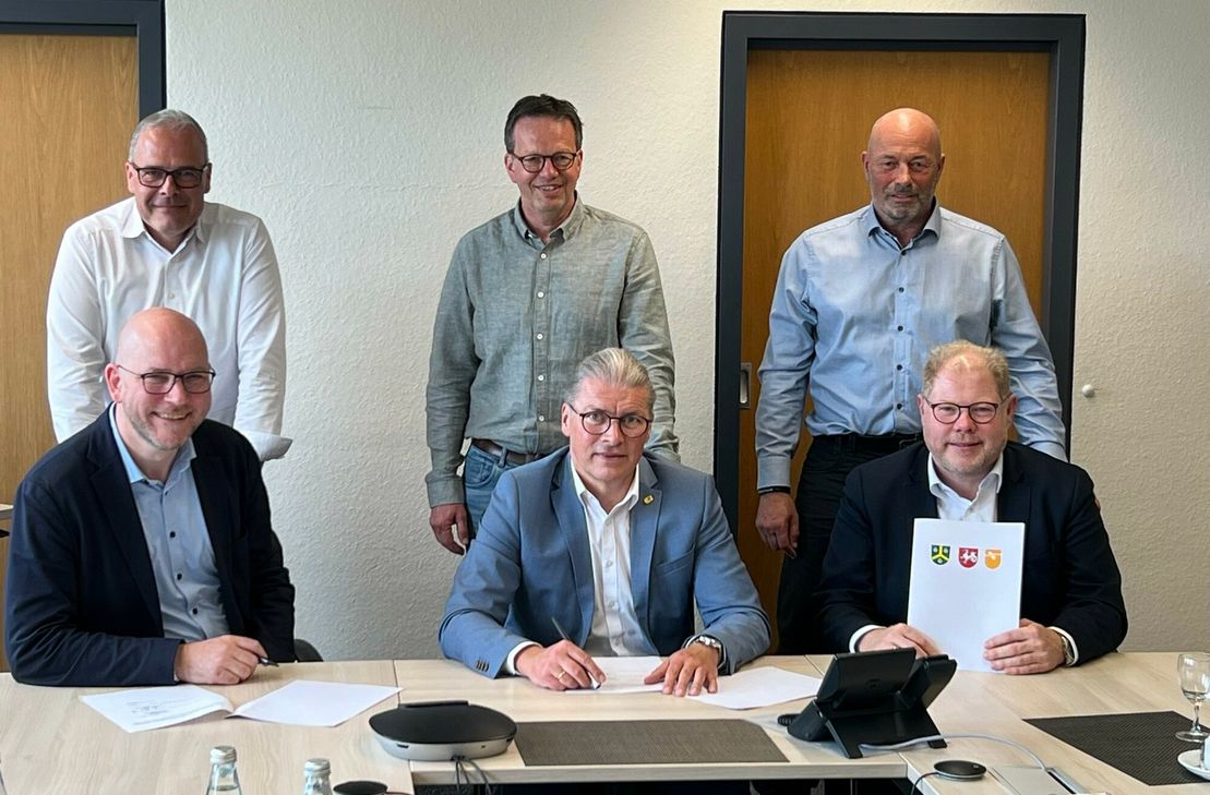 Die Bürgermeister von Roetgen, Simmerath und Hürtgenwald, Jorma Klauss, Bernd Goffart und Stephan Cranen mit ihren Bauamtsleitern Dirk Meyer und Jürgen Förster bzw. Bauhofleiter Günter Zimmermann. Meyer ist Geschäftsführer der neuen kommunalen Arbeitsgemeinschaft, Förster sein Stellvertreter.